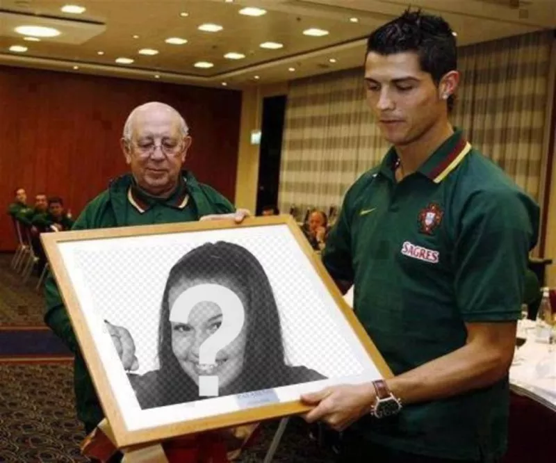 Photomontage de Christiano Ronaldo tenant un cadre avec une photo que vous pouvez personnaliser en ajoutant du texte, c'est gratuit et en..