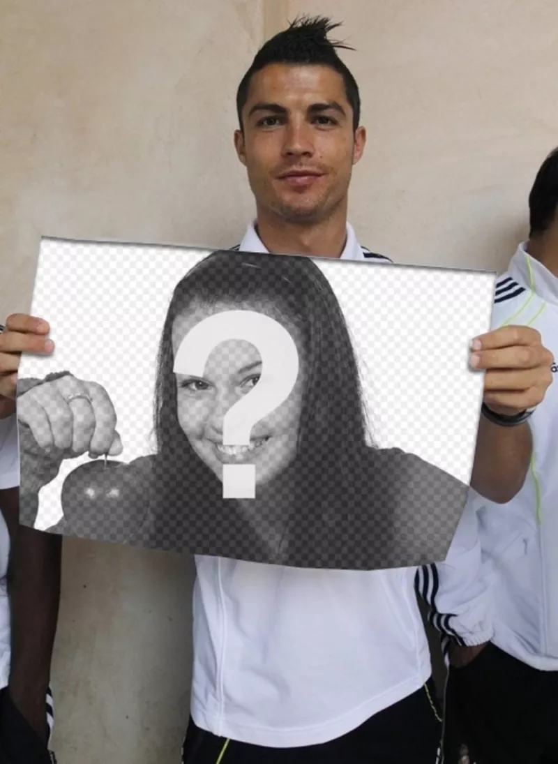 Photomontage avec Cristiano Ronaldo, de léquipe de football du Real Madrid, tenant une affiche avec la photo que vous téléchargez en ligne à..
