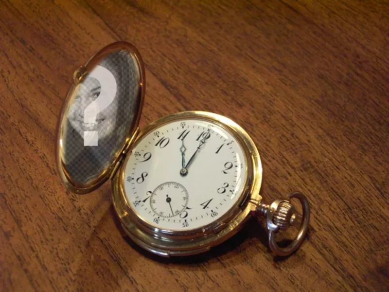 Photomontage avec une montre de poche sur une table en bois où vous pouvez mettre votre photo sur la couverture..