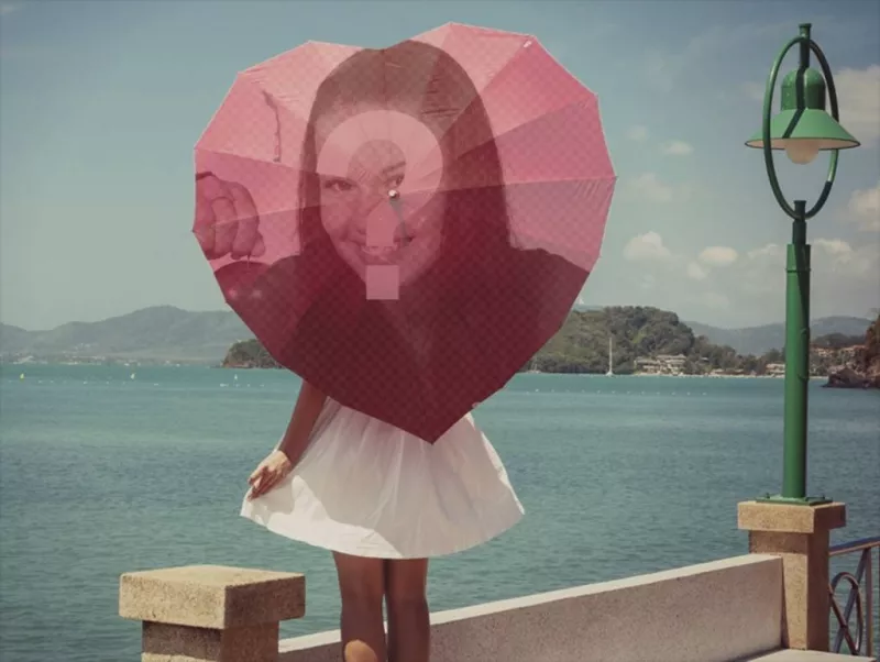 Photomontage dans la mer avec un parapluie en forme de coeur sur un fond romantique. ..