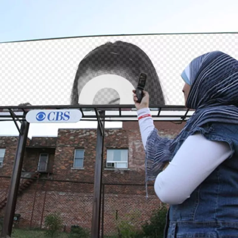 les femmes Sacándole montage l'image d'une bannière publicitaire avec une étiquette de CBS, qui a commencé comme radio en ligne de télévision en ligne. Placez votre photo sur la..