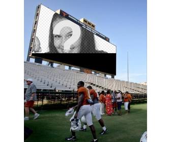 dans ce photomontage votre photo sera affichee sur le grand ecran dans un stade football ou les gens compris les joueurs
