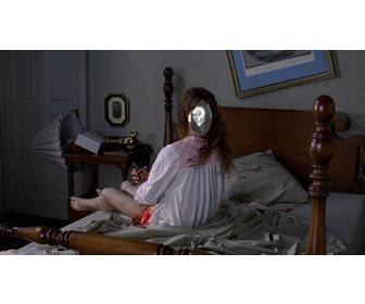 photomontage detre fille lexorciste dans une scene du film dhorreur dans lequel elle transforme completement tete sur son lit