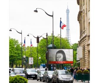 photomontage dun panneau daffichage dans paris avec tour eiffel arriere-plan et plusieurs drapeaux france