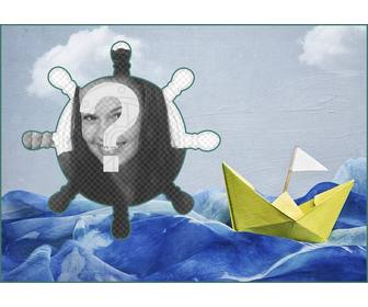 collage marin avec un bateau papier sur un fond peinture et un cadre photo forme gouvernail