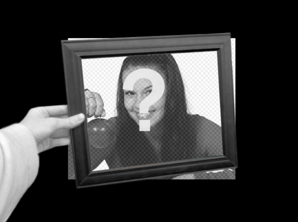 Photomontage curieux dans lequel votre photo s'affiche comme fond d'écran noir et blanc et dans le cadre de la photo d'une main tenant la couleur de la..