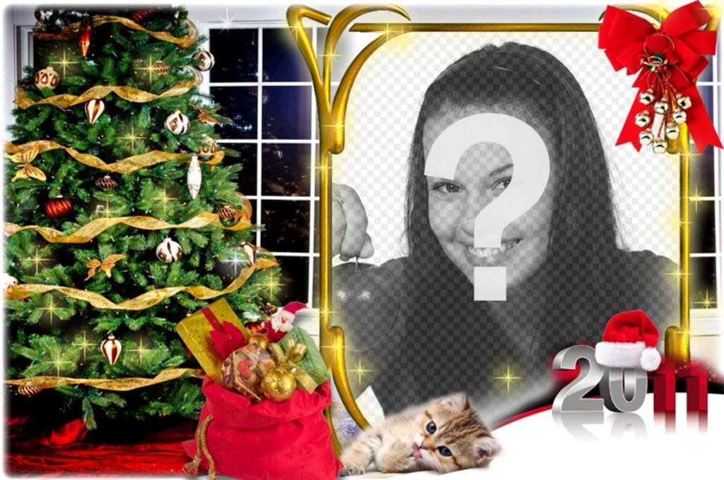 Carte de Noël dans laquelle votre photo apparaît dans un cadre doré avec une bande rouge et un ruban de cloches. Votre photo apparaît à l'intérieur d'une maison à Noël, avec l'arbre et le sac de cadeaux et un petit chat couché à votre image, à côté..
