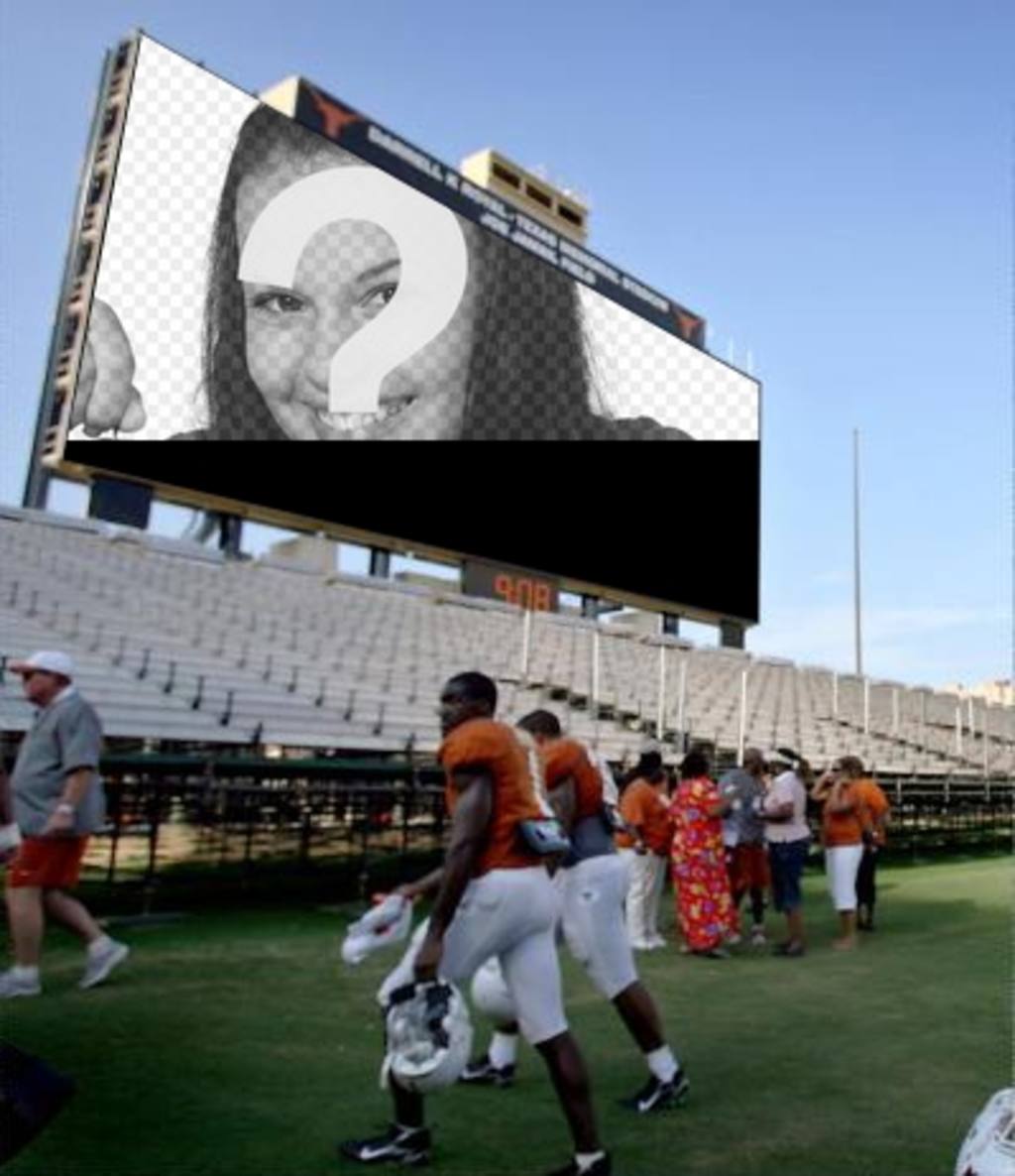 Dans ce photomontage, votre photo sera affichée sur le grand écran dans un stade de football, où les gens, y compris les..