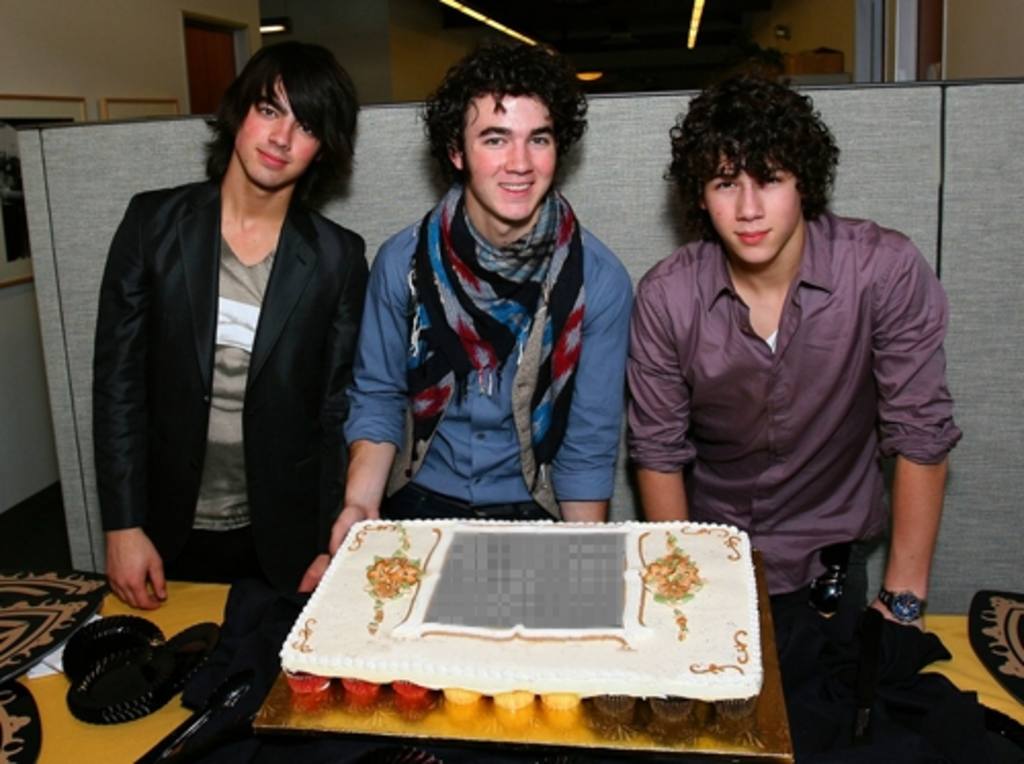 Connectez-vous à une fête des Jonas Brothers d'une manière spéciale. Photomontage de votre photo est affichée dans une tarte après avoir posé Kevin, Joe et Nick, les trois frères des membres du boys band, racheté par Disney..