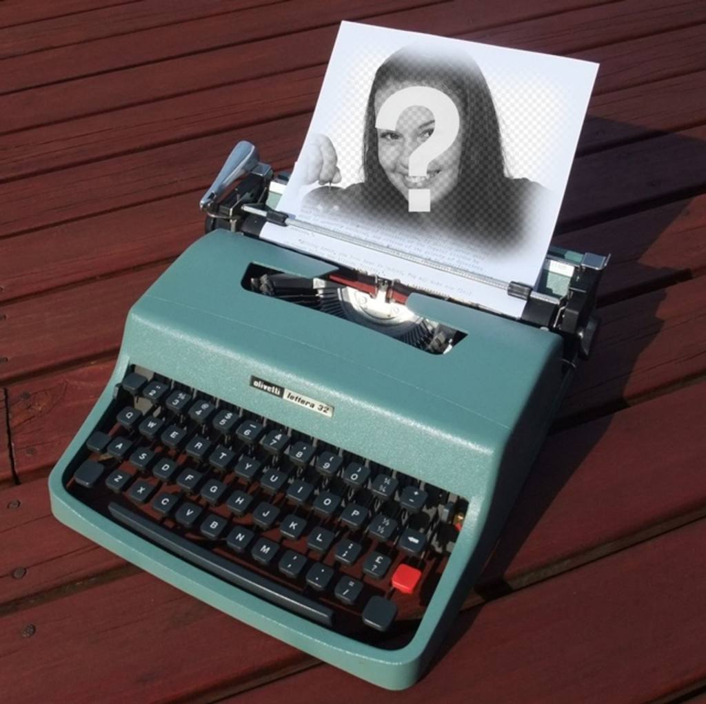 Photomontage avec une machine à écrire Olivetti millésime turquoise avec un papier de mettre une..