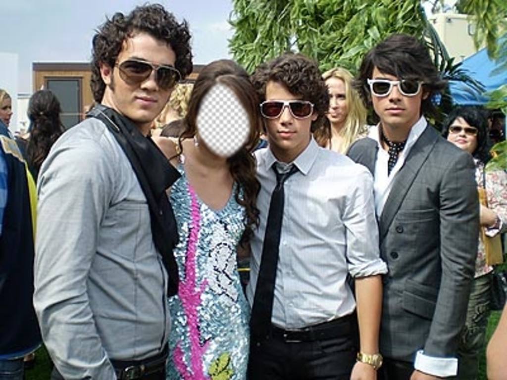 Soyez la fille qui est avec les Jonas Brothers en éditant cet effet en ligne ..