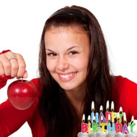 Carte postale danniversaire avec des bougies allumées sur un gâteau