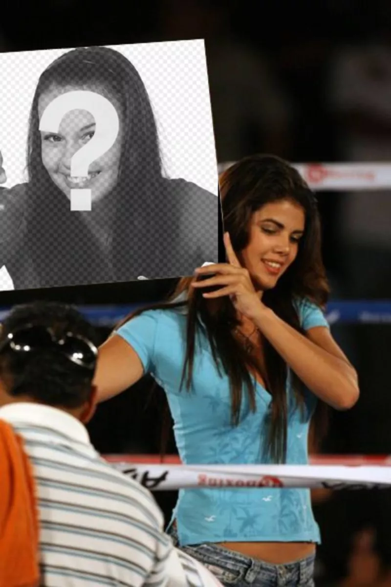 Dans ce montage, une belle fille avec une chemise bleue, sourire tout en maintenant votre photo comme une affiche à la pause d'un match de boxe, comme l'annonce de la prochaine..