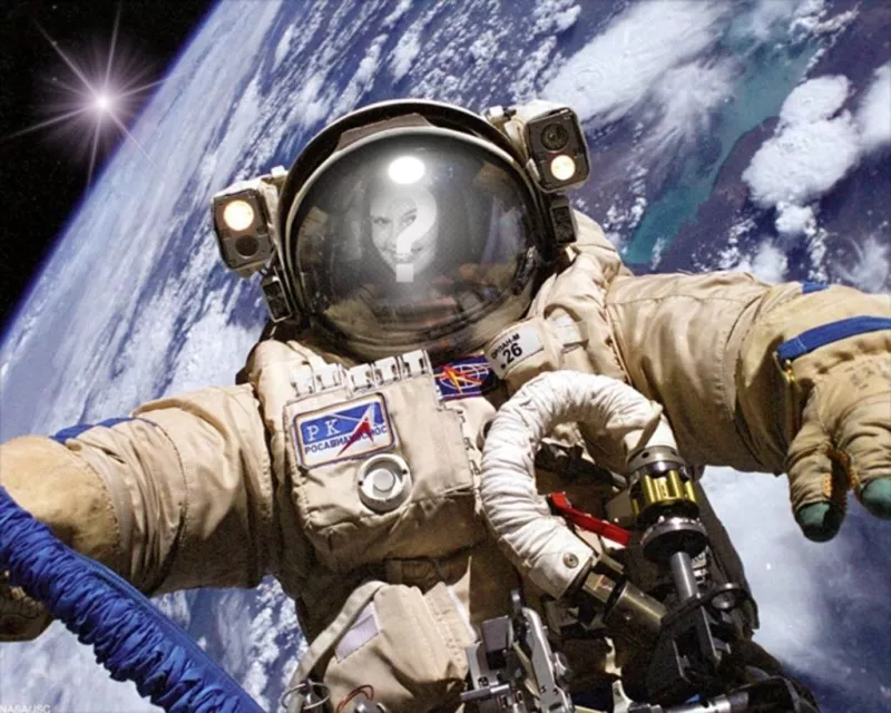Photomontage de l'astronaute sur une sortie dans l'espace pour mettre votre..