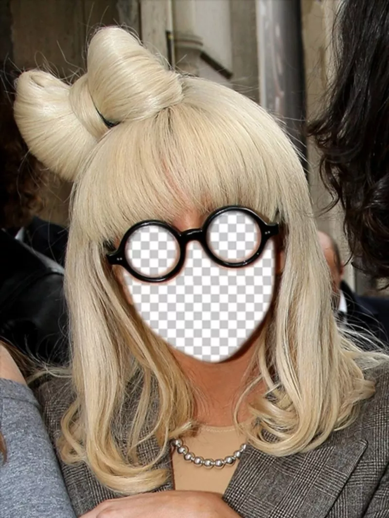 Photomontage avec le visage de Lady Gaga blonde avec des lunettes rondes. ..