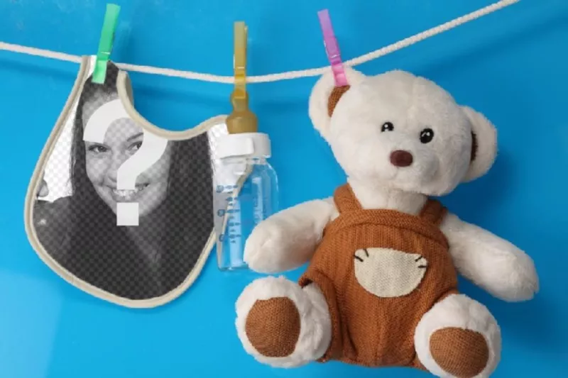 Collage avec un dossard et un ours en peluche où vous pouvez placer une photo d'un nouveau-né sur un fond..