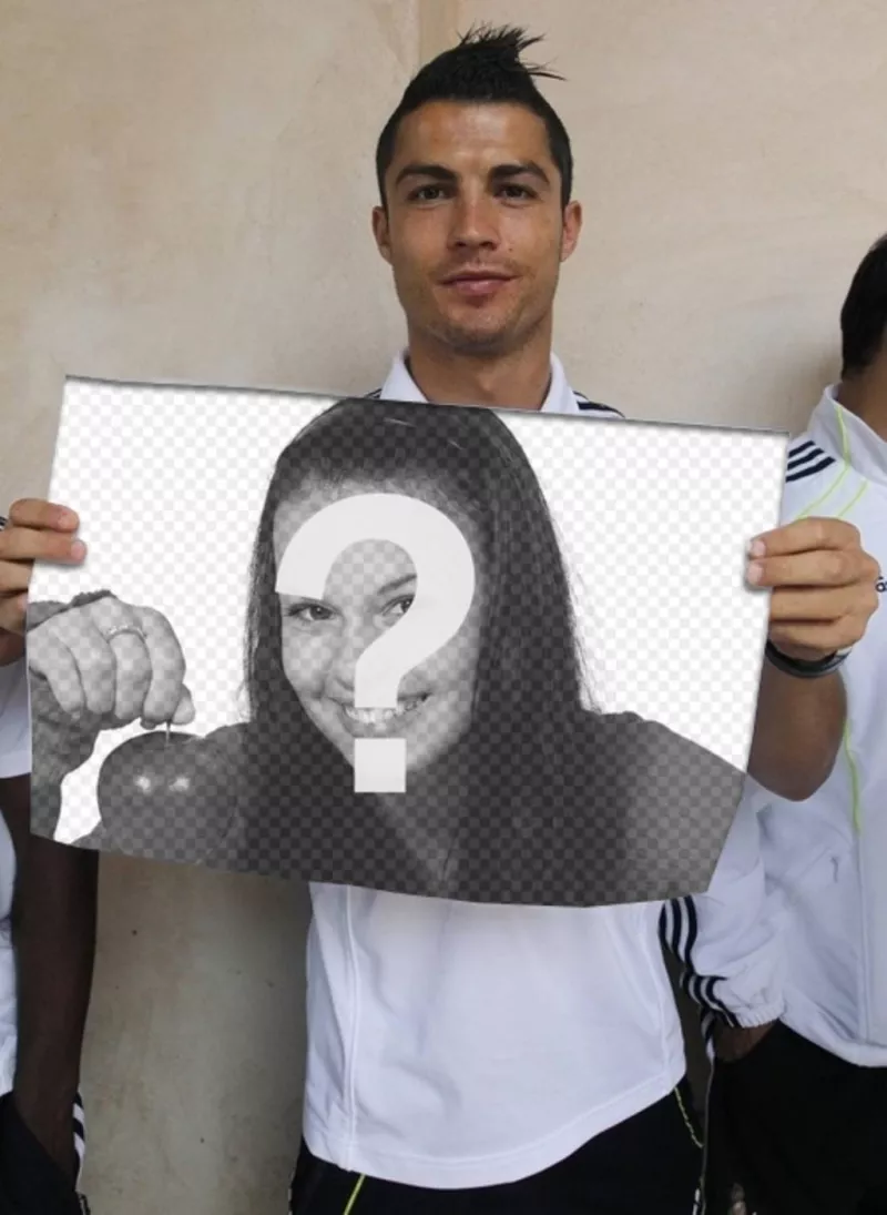 Photomontage avec Cristiano Ronaldo, de lÃ©quipe de football du Real Madrid, tenant une affiche avec la photo que vous tÃ©lÃ©chargez en ligne Ã ..