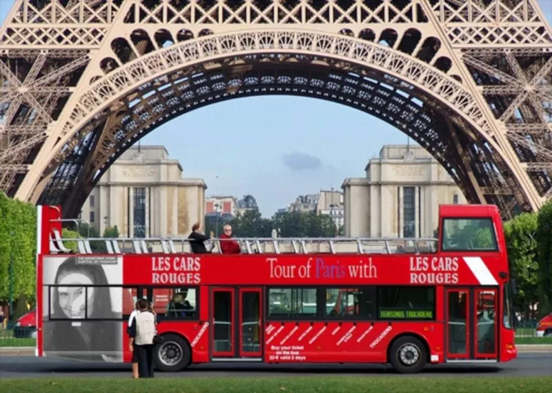 Insérez votre photo dans une affiche annonçant un bus de tournée sous la Tour Eiffel à..