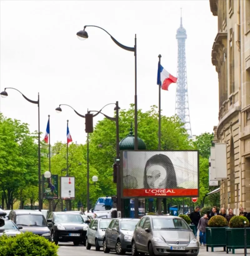 Photomontage dun panneau daffichage dans Paris avec la Tour Eiffel en arrière-plan et plusieurs drapeaux de la..