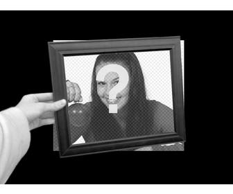 photomontage curieux dans lequel votre photo squotaffiche comme fond dquotecran noir et blanc et dans le cadre photo dquotune main tenant couleur boite