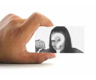 photomontage mettre votre photo sur une carte daffaires tenu par une main avec un fond blanc
