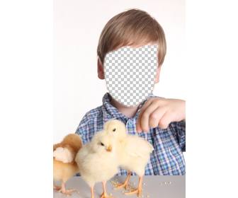 photomontage dun enfant jouant avec les poussins jaunes pour mettre votre