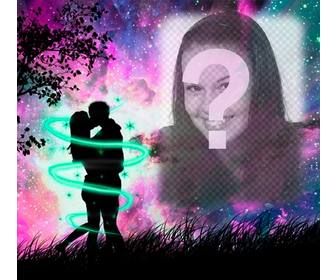 amour cadre photo avec une silhouette deux amoureux qui sembrassent dans les bois avec le ciel etoile violette