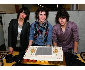 connectez-vous une fete des jonas brothers d039une maniere speciale photomontage votre photo est affichee dans une tarte apres avoir pose kevin joe et nick les trois freres des membres du boys band rachete par disney channel