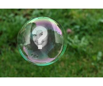 photomontage avec une bulle savon sur fond dherbe verte ou votre photo apparaitra reflechie linterieur bulle