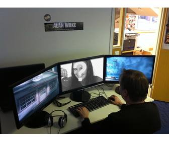 photomontage avec un joueur jeu video et photo sur lordinateur cote deux ecrans