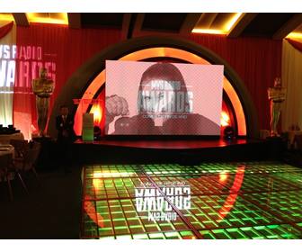 photomontage mvs radio awards avec oscars statues cote scene et un grand ecran pour placer une photo telechargee ligne