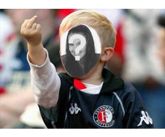photomontage avec un fan football bambin blond par le doigt