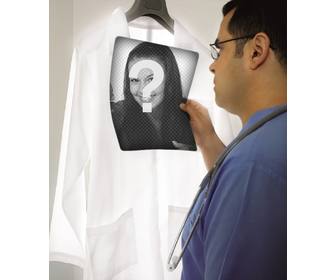 photomontage dans lequel un medecin examine une radiographie dans laquelle vous pouvez mettre votre photo