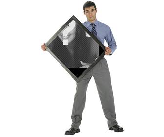 un jeune homme dans un costume tenant le cadre dquotun tableau ou vous pouvez cadrer votre image