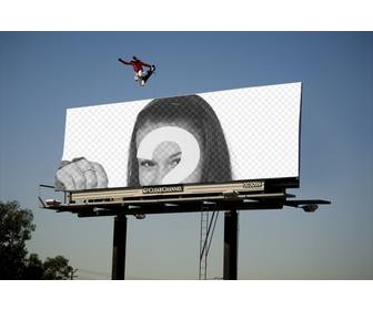 cadre photo qui apparait sur une affiche enorme avec un patineur planche roulettes sautant