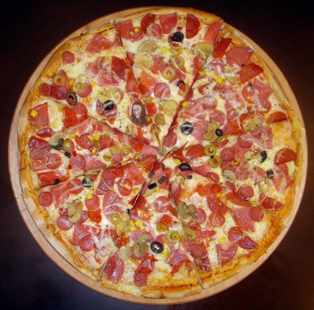 Cachez votre photo dans cette délicieuse pizza à avoir du plaisir à jouer avec les gens de vous trouver en..