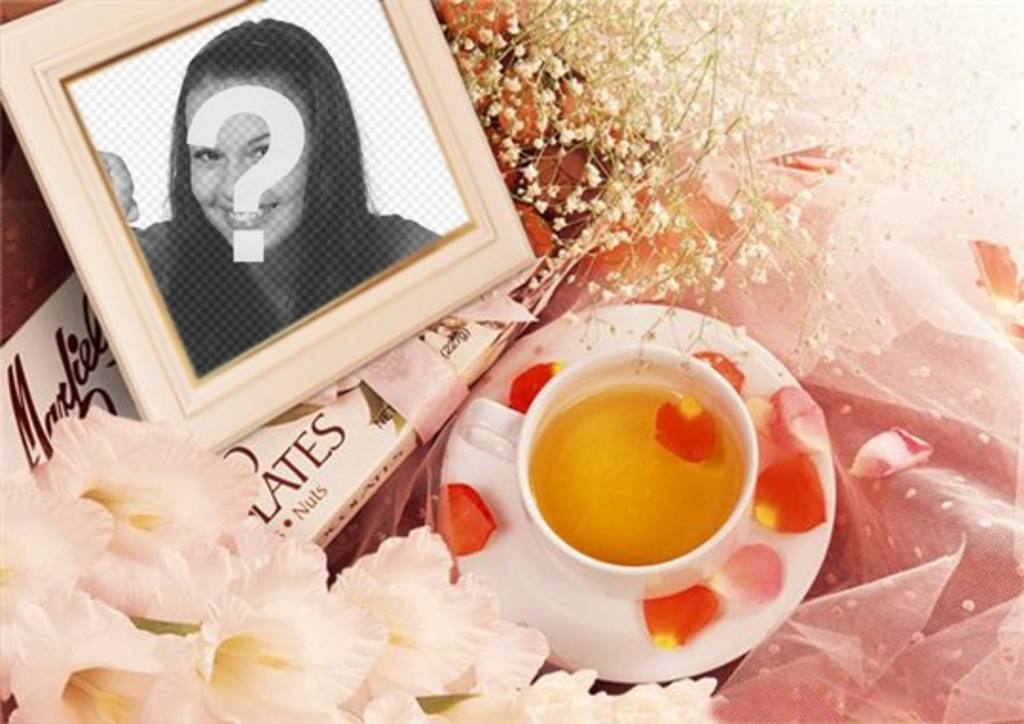 Cadre photo avec des fleurs pour mettre votre photo de pétales de roses et une tasse de thé. ..