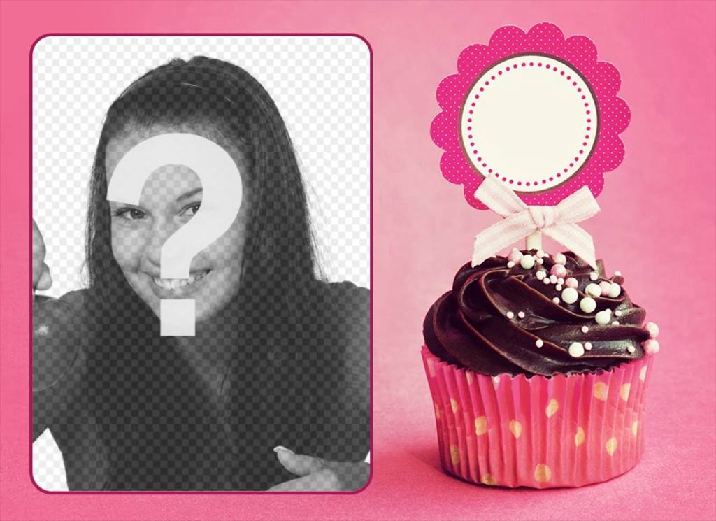 Carte danniversaire avec le petit gâteau décoré dun drapeau de fleur pour un nom. ..