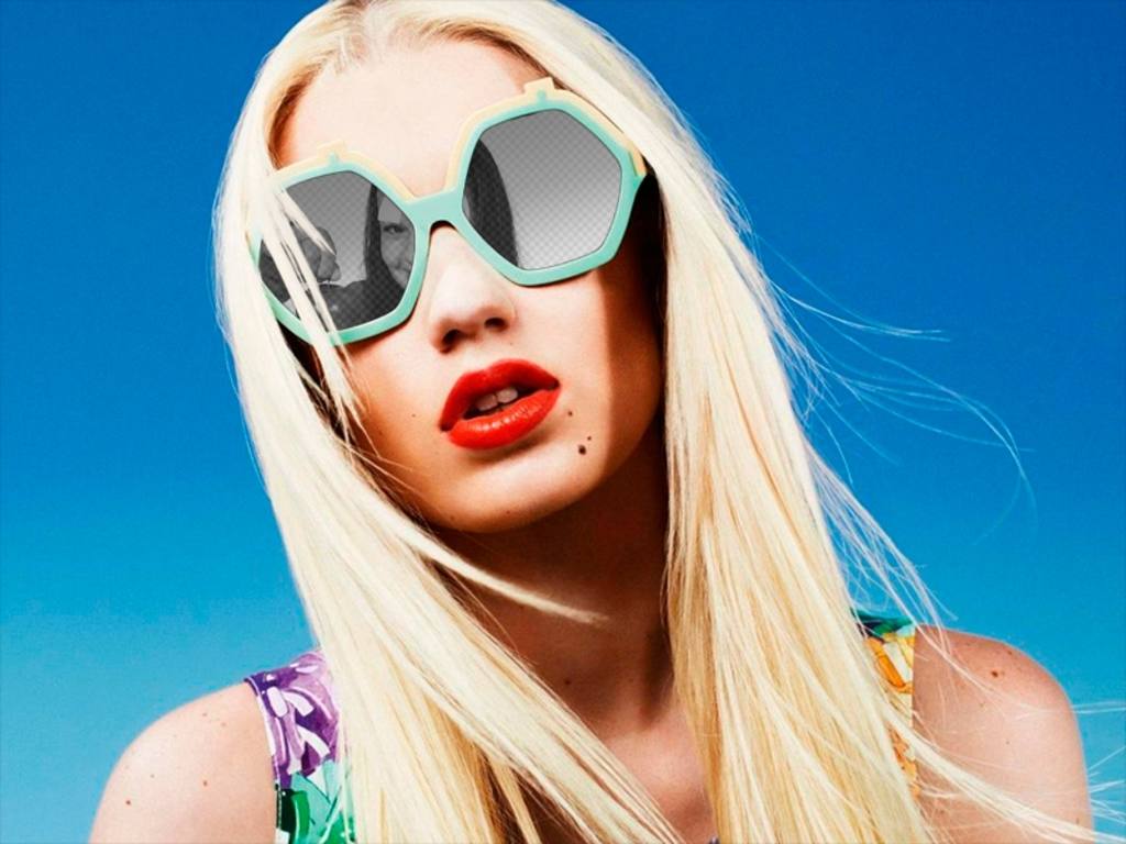 Cadre photo avec Iggy Azalea de mettre une image reflétée dans ses lunettes. ..